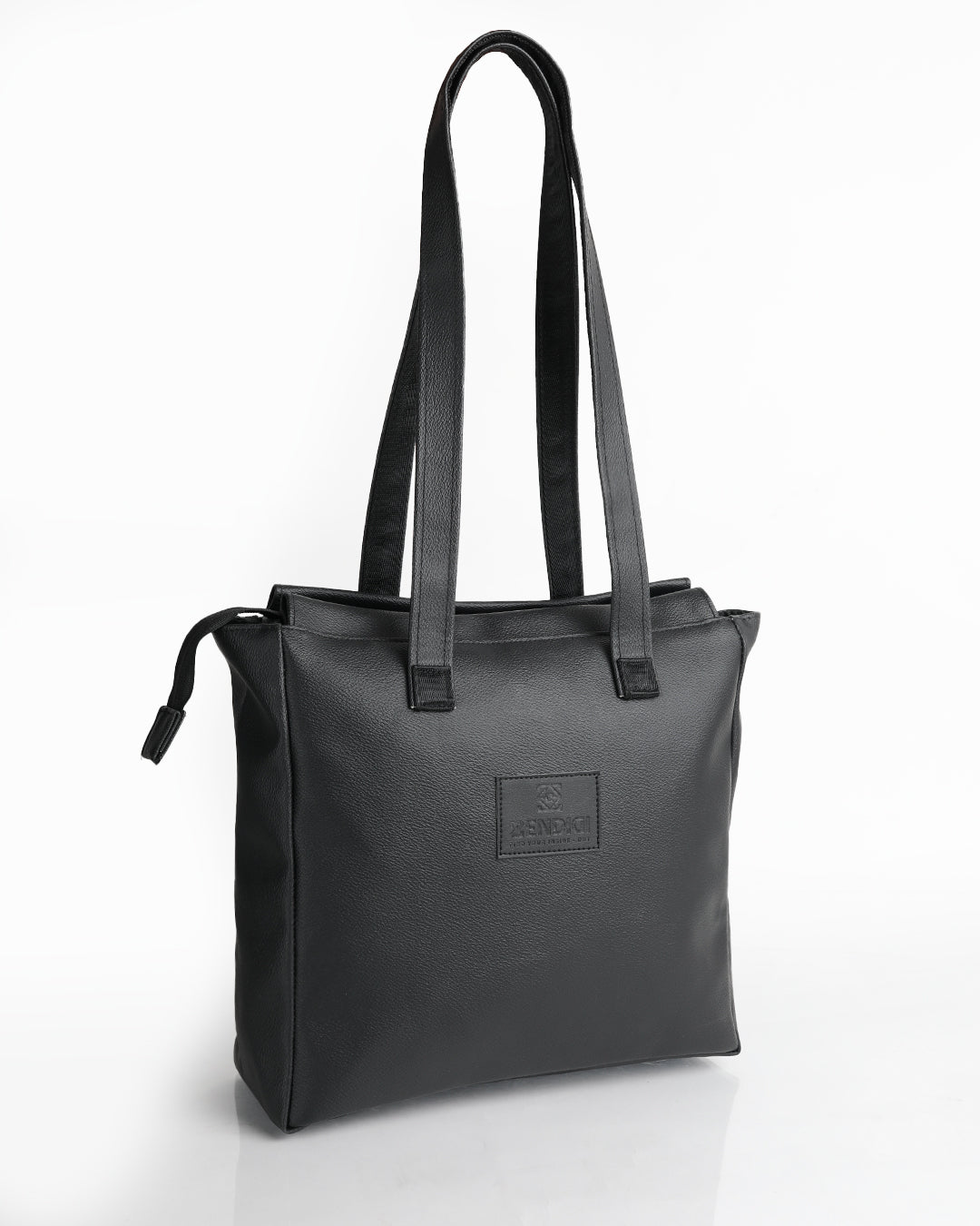 תיק כתף לנשים דגם נינה שחור של זנדיגי, מכיל מחשב נייד וכולל רצועות נשיאה נוחות למראה מקצועי ואורבני