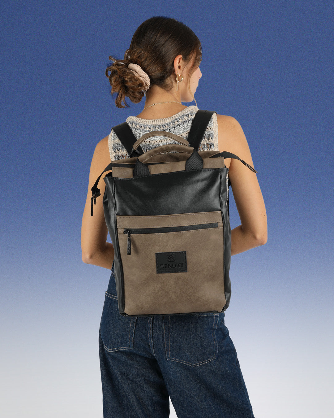 תיק גב מיני מילאנו בצבע שחור מבריק וקפה תיק למחשב עד 14״ על גב של דוגמנית, תיק מרופד למחשב נייד תיק גב ללפטופ, מושלם ללימודים ולעבודה, תיק לסטודנטים, תיק גב מעוצב לאישה