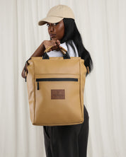 תיק גב מילאנו שחור קלאסי שהוא התיק המושלם ללימודים עבודה וטיולים, תיק שמתאים לגבר וגם לאישה בזכות העיצוב המקורי והיוניסקסי שלו, תיק גב טבעוני ואיכותי, מיוצר בארץ אבל התיק טיסה הכי טוב שיהיה לך. מגיע עם ריפוד למחשב הנייד ורצועות מרופדות ונעימות למגע