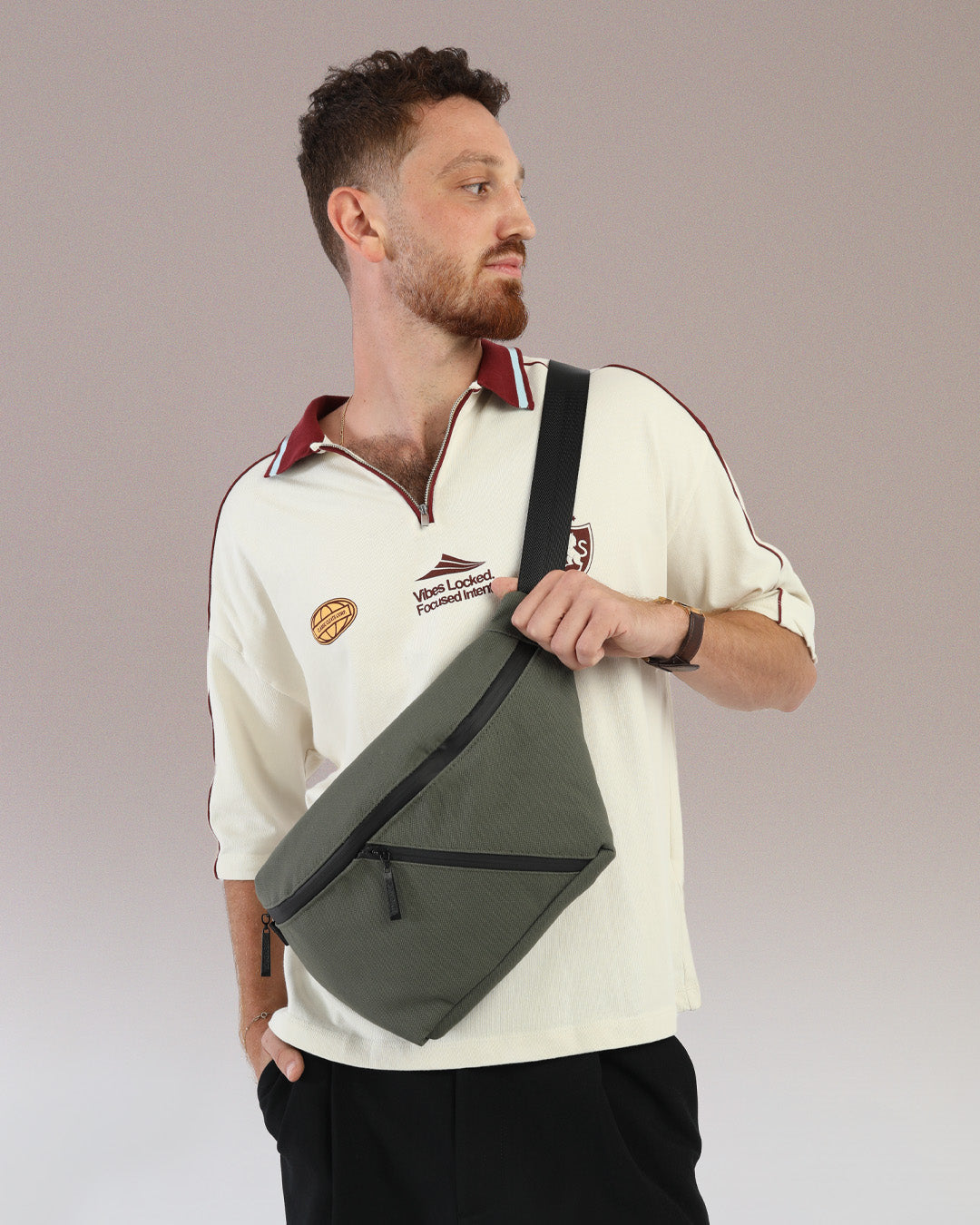 פאוץ' רובר גדול בצבע ירוק מבד קנבס - תיק צד או קרוס באדי ענק, על דוגמנית, מושלם ליום יום, אירועים, טיולים וחופשות.