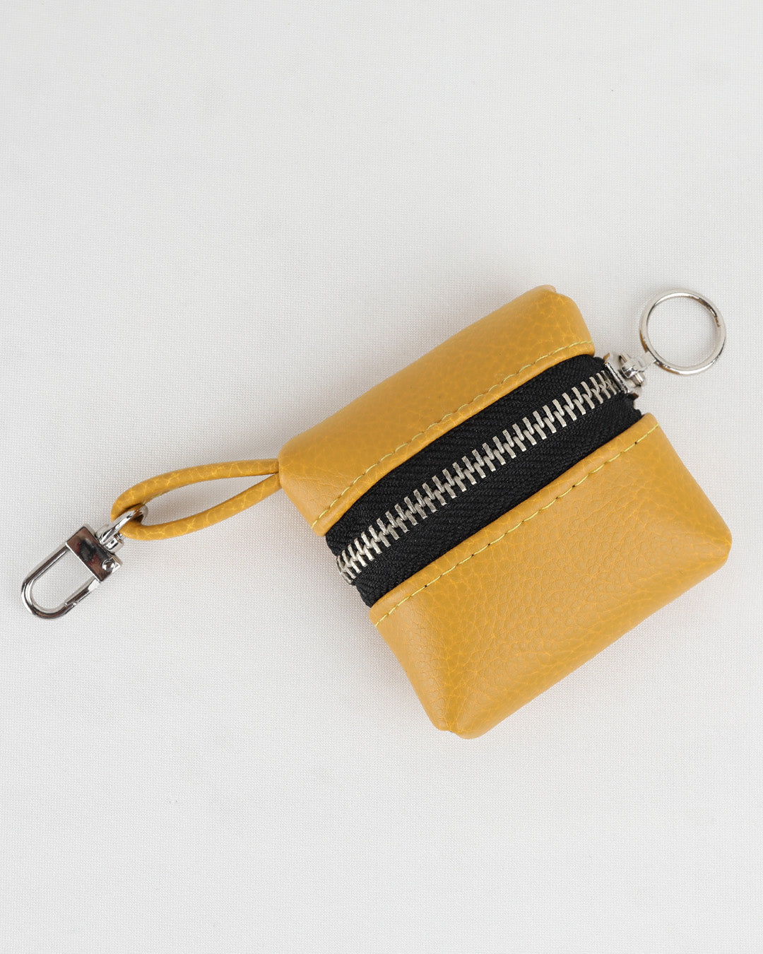 כיסוי לאיירפודס בצבע צהוב בעיצוב מינימליסטי של זנדיגי