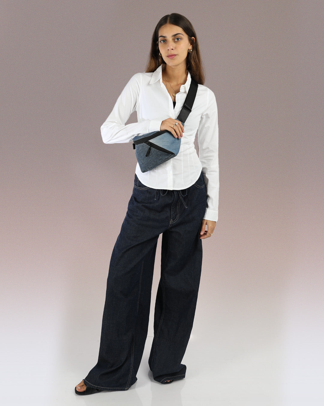 פאוץ׳ רובר ג׳ינס כהה, פאוץ׳ ממוחדש מבד ג׳ינס אמיתי, חלוקה חכמה ומרווחת, מוצג על דוגמנית.