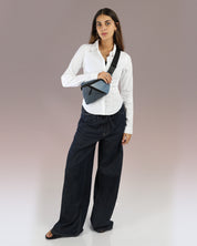 פאוץ׳ רובר ג׳ינס כהה, פאוץ׳ ממוחדש מבד ג׳ינס אמיתי, חלוקה חכמה ומרווחת, מוצג על דוגמנית.