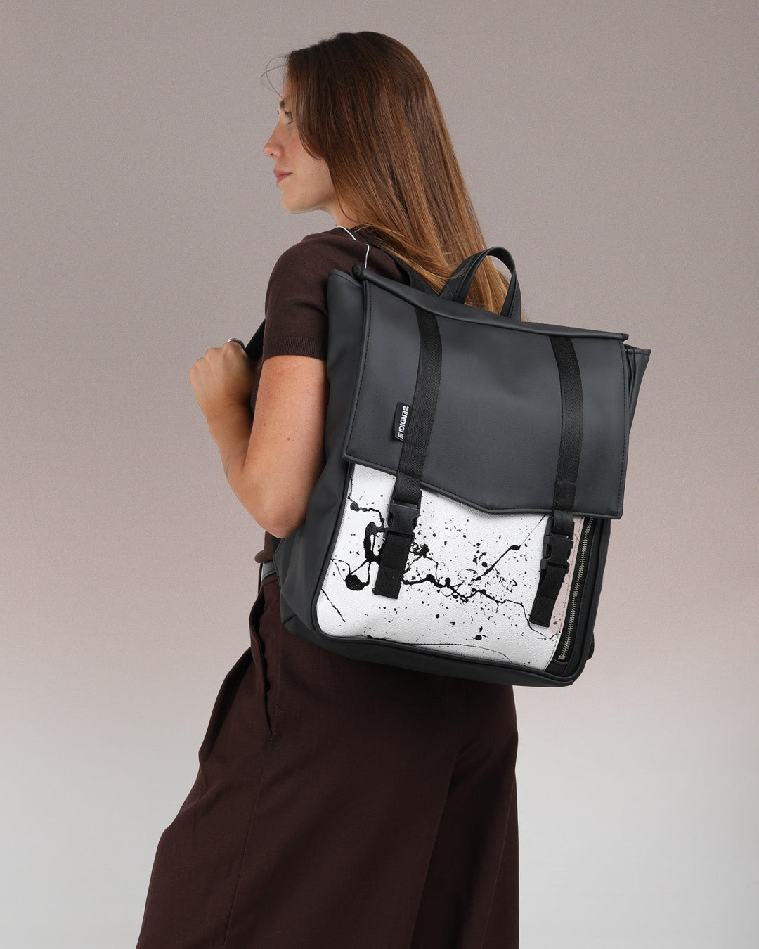 תיק מחשב נייד טוקיו שחור דלמטי מוצג על דוגמנית תיק גב ללפטופ, תיק גב לסטודנטים חזק ואיכותי