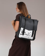 תיק מחשב נייד טוקיו שחור דלמטי מוצג על דוגמנית תיק גב ללפטופ, תיק גב לסטודנטים חזק ואיכותי