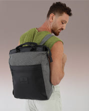 תיק גב למחשב אפור ושחור לגבר, תיק לפטופ ללימודים באוניברסיטה, תיק לסטודנטים, על דוגמן עם רצועה אחת על הכתף, ניתן לראות את הפרופורציות של התיק על הדוגמן.