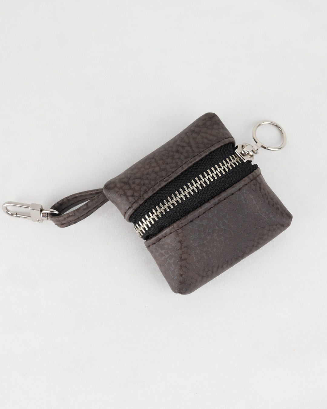 כיסוי לאיירפודס בצבע חום כהה זמשי בעיצוב מינימליסטי של זנדיגי
