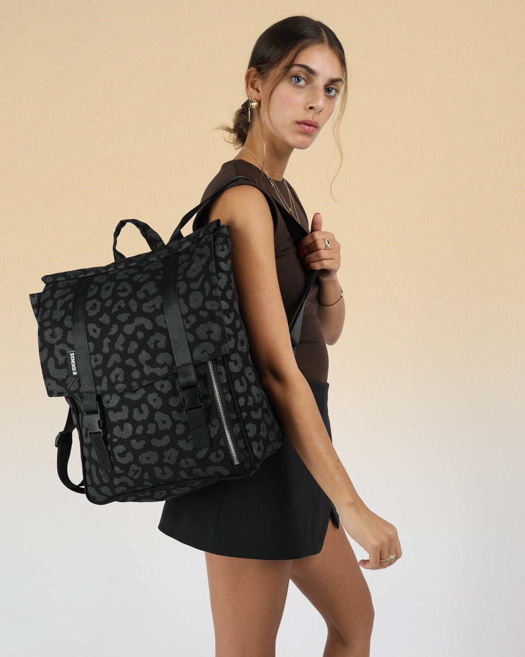 תיק מנומר שחור מושלם, מיוצר בארץ, מודפס ידנית ואפילו פיתוח הפטרן המנורה נעשה אצלנו בסטודיו בפלורנטין, תיק גב מנומר למחשב נייד