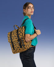 מיני טוקיו מנומר קלאסי, בהדפסה ידנית בסטודיו שלנו בתל אביב, תיק גב למחשב 14״ , טקסטורת נמר ייחודית לזנדיגי, תיק גב קטן למחשב, תיק גב מנומר צהוב תיק ללפטופ, תיק לאישה או לגבר, מוצג על דוגמנית