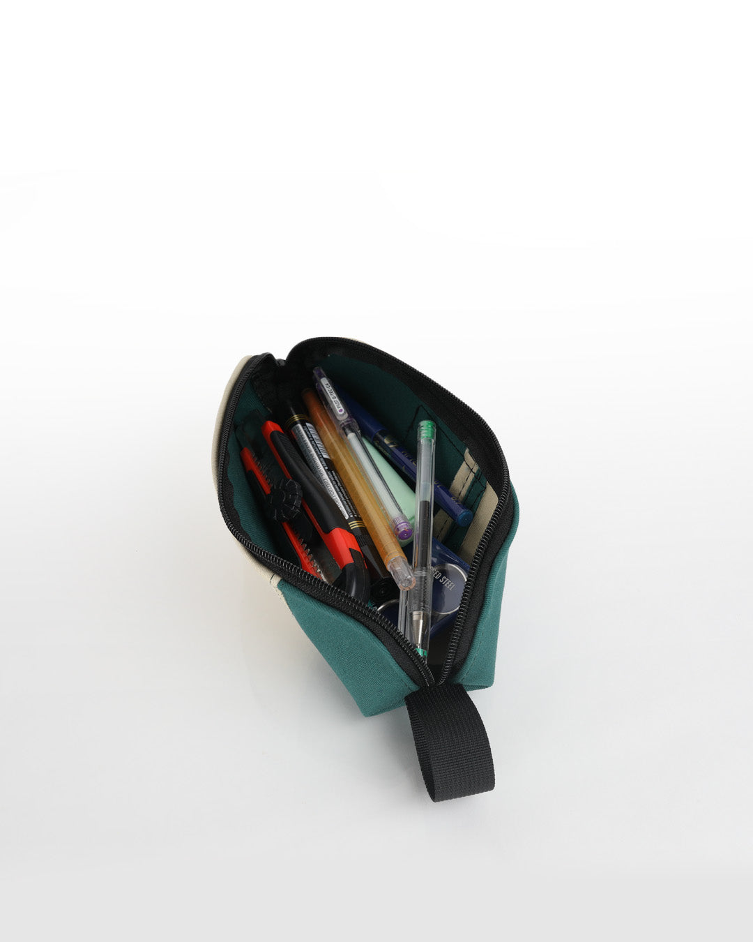 קלמר זנדיגי מושלם לסטודנטים ומתאים מאוד לתלמידי בית ספר, קלמר איכותי ונוח פתוח ברוכסן וניתן לראות עטים, טושים סכין יפנית ועוד..
קלמר טבעוני מעוצב בארץ