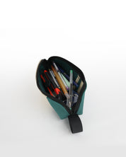 קלמר זנדיגי מושלם לסטודנטים ומתאים מאוד לתלמידי בית ספר, קלמר איכותי ונוח פתוח ברוכסן וניתן לראות עטים, טושים סכין יפנית ועוד..
קלמר טבעוני מעוצב בארץ