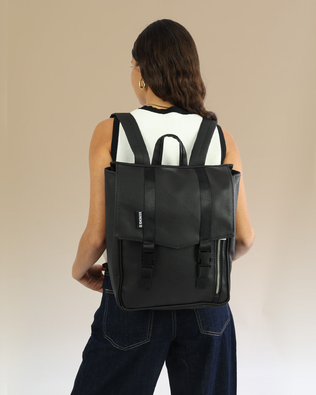 מיני טוקיו שחור כדורסל, תיק גב למחשב נייד קטן מושלם ליום עבודה ולימודים על דוגמנית.