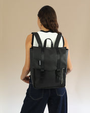 מיני טוקיו שחור כדורסל, תיק גב למחשב נייד קטן מושלם ליום עבודה ולימודים על דוגמנית.