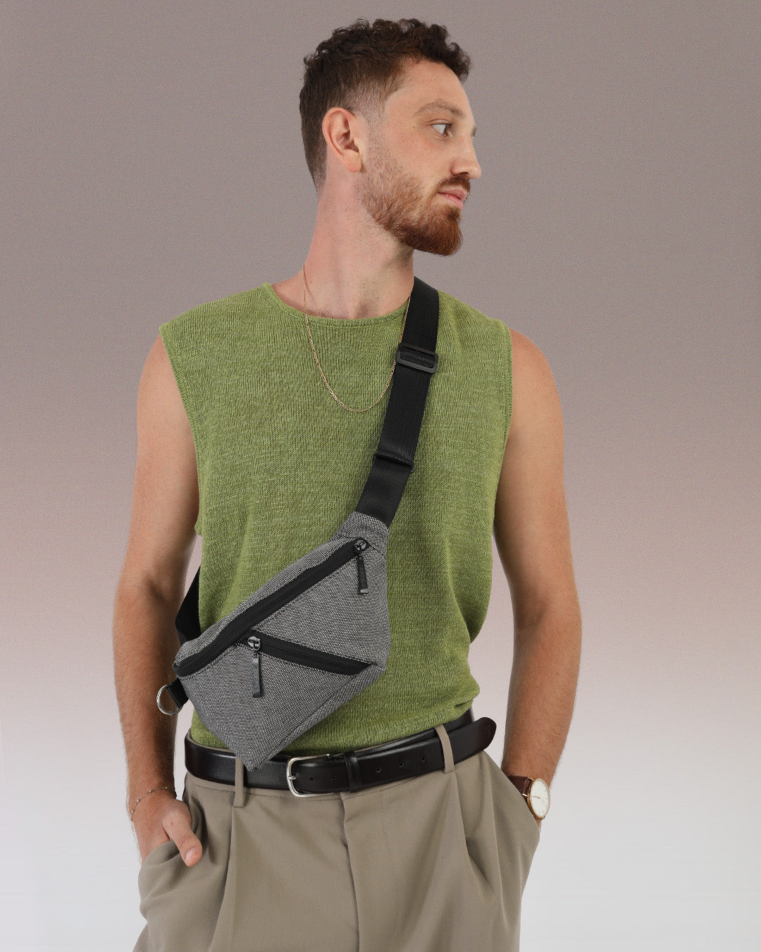 פאוץ׳ טבעוני שחור אפור בינגו, פאוץ׳ לגבר, חלוקה חכמה בדים איכותיים מבית זנדיגי.