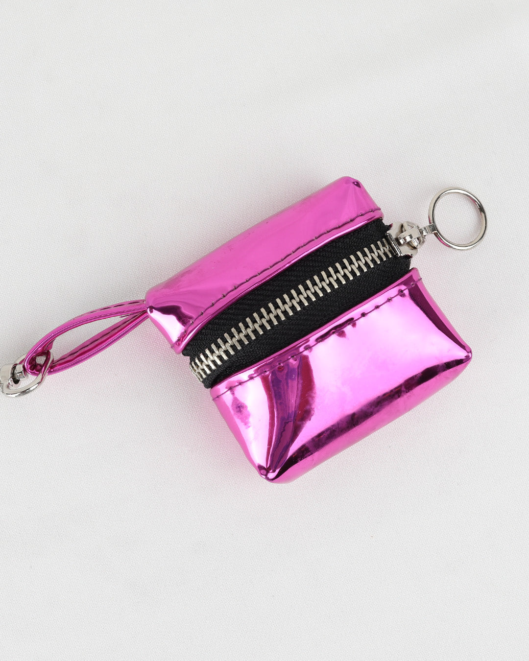 כיסוי לאיירפודס בצבע ורוד מטאלי בעיצוב מינימליסטי של זנדיגי
