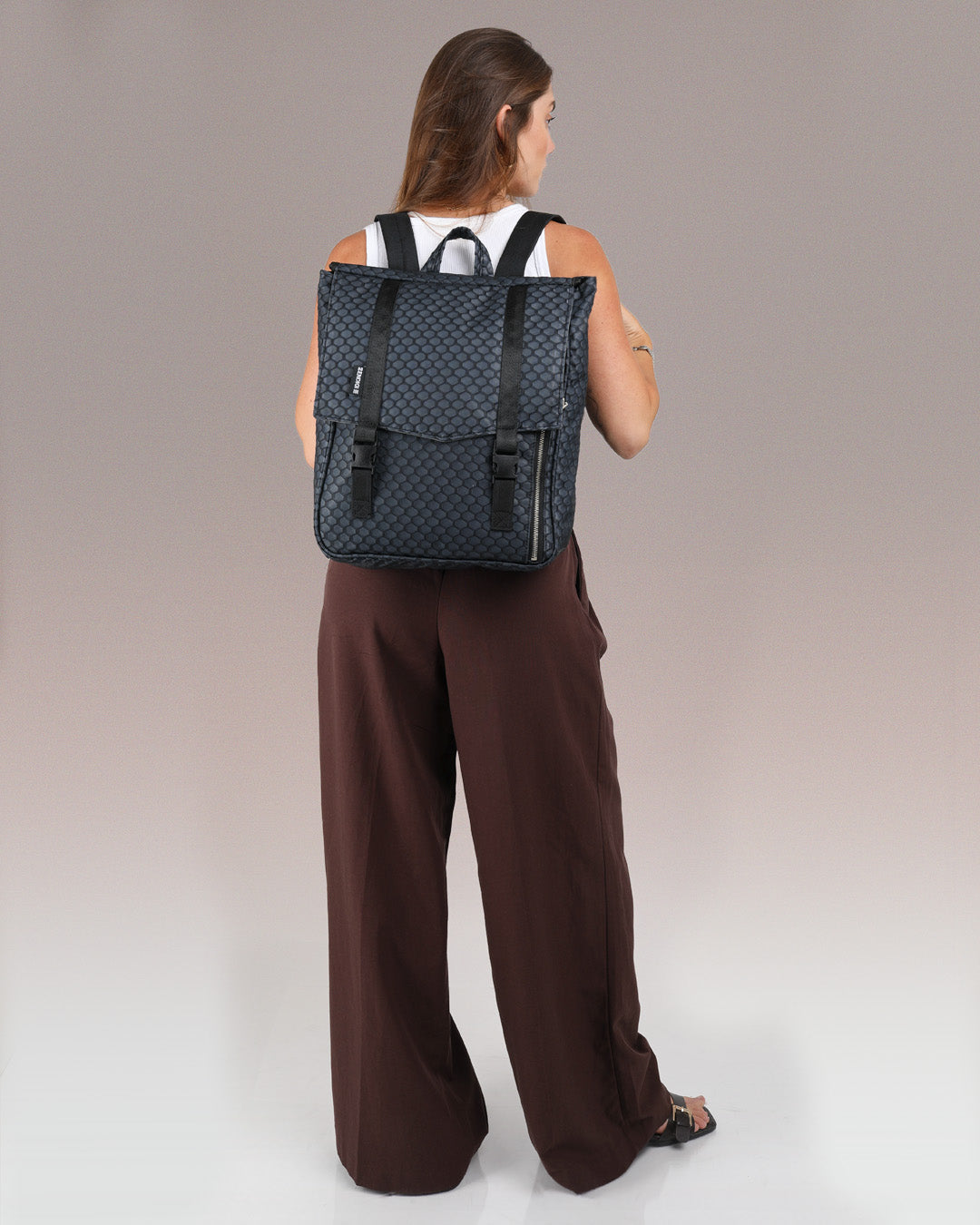 תיק גב טוקיו שחור כוורת לנשים ולגברים – תיק מחשב 16 אינץ' במראה אלגנטי ונוח, מושלם ללוק יומיומי, נסיעות עירוניות, עבודה ולימודים