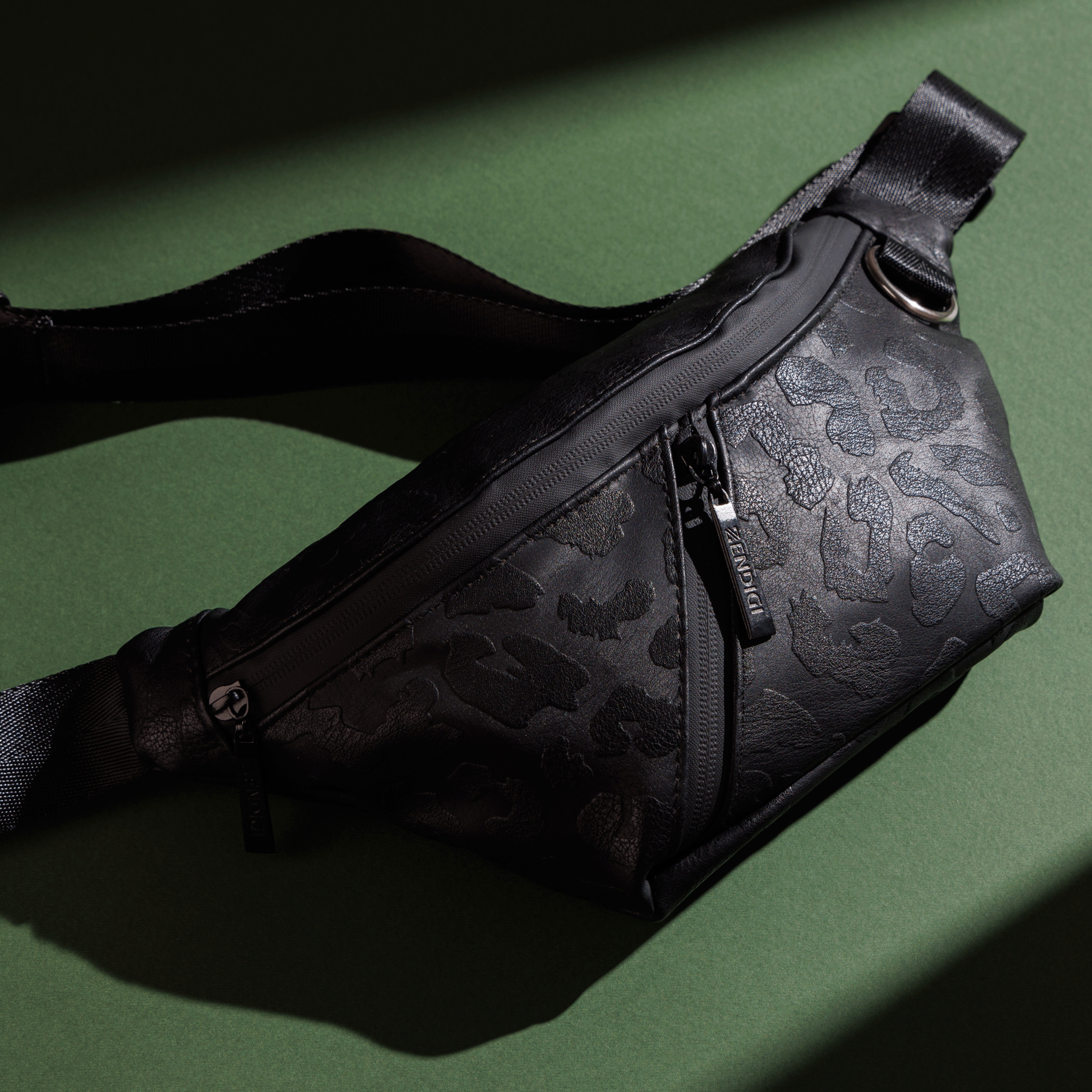 פאוץ' שחור מנומר עם שלושה תאים, פאוץ' טבעוני נוח לגבר ולאישה