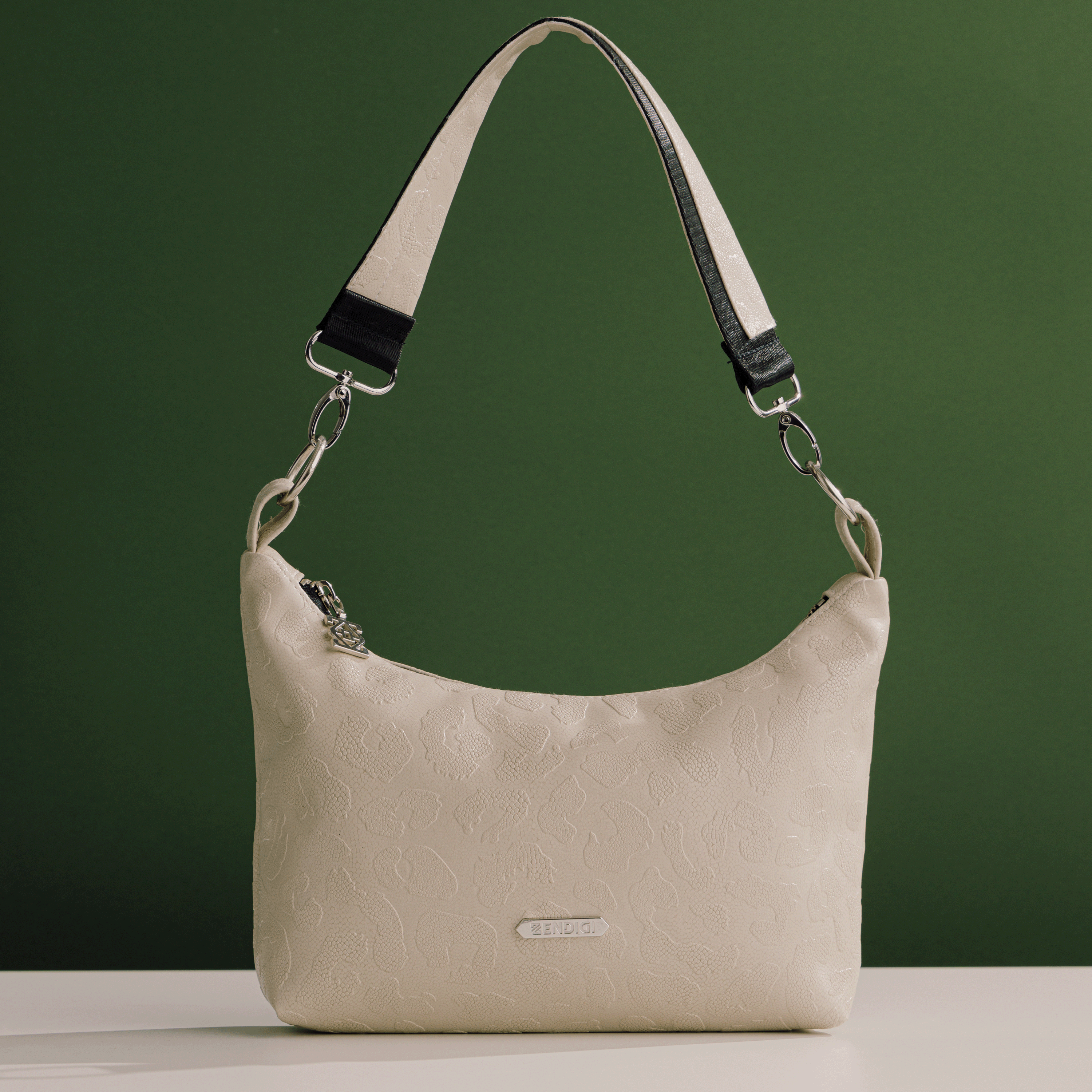 מעוצב ומיוצר בתל אביב, בעבודת יד ומחומרים טבעוניים. תיק יד | תיק ערב | תיק אלגנטי | תיק לנשים | תיק טבעוני | תיק קטן | תיק צד | תיקים תל אביב | תיקים דיזינגוף סנטר תיק צד לנשים תיק לנשים תיק בעיצוב טקסטיל מקורי תיק קרם מנומר.