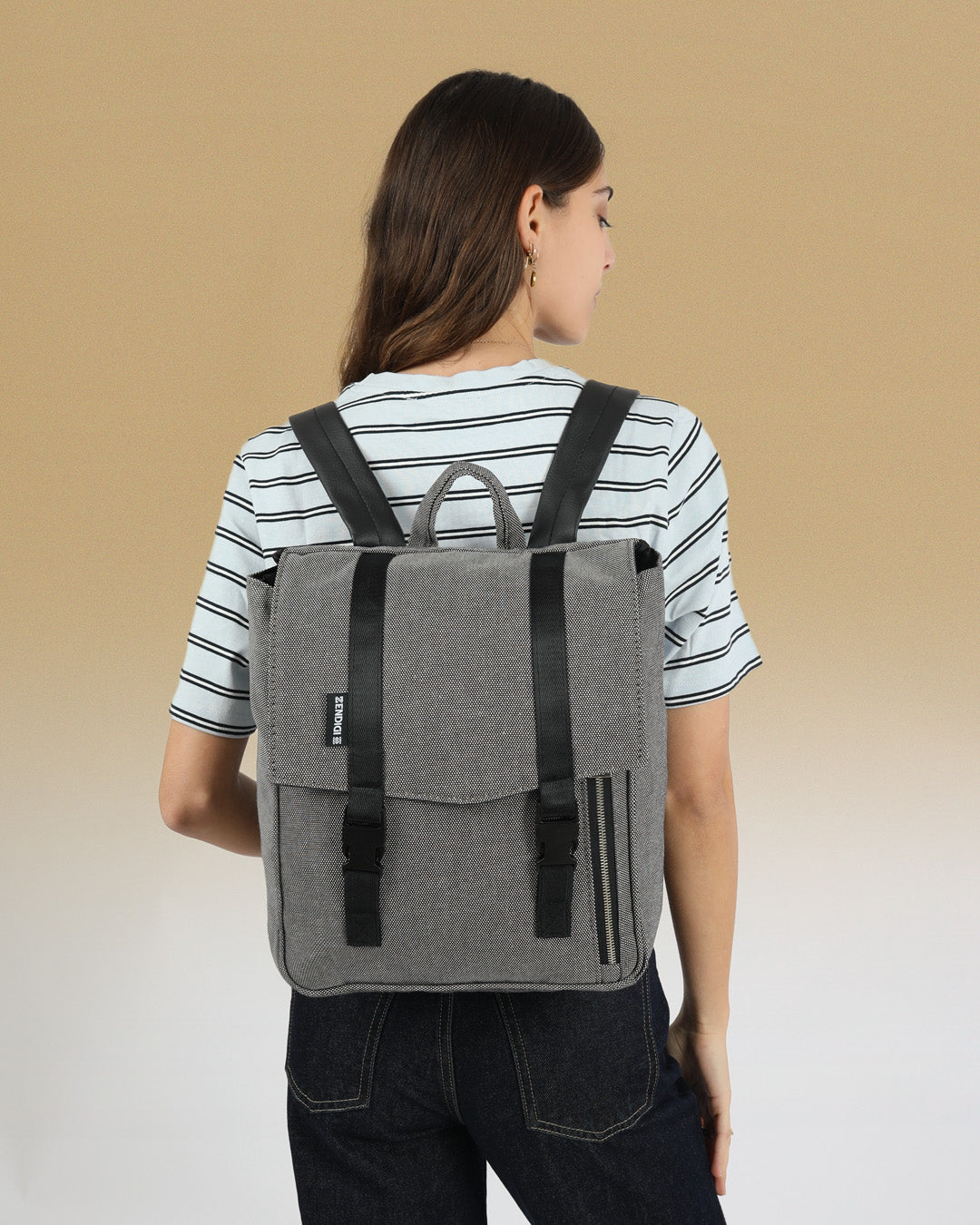 תיק גב למחשב נייד מיני טוקיו בינגו תיק גב ללפטופ מוצג על דוגמנית