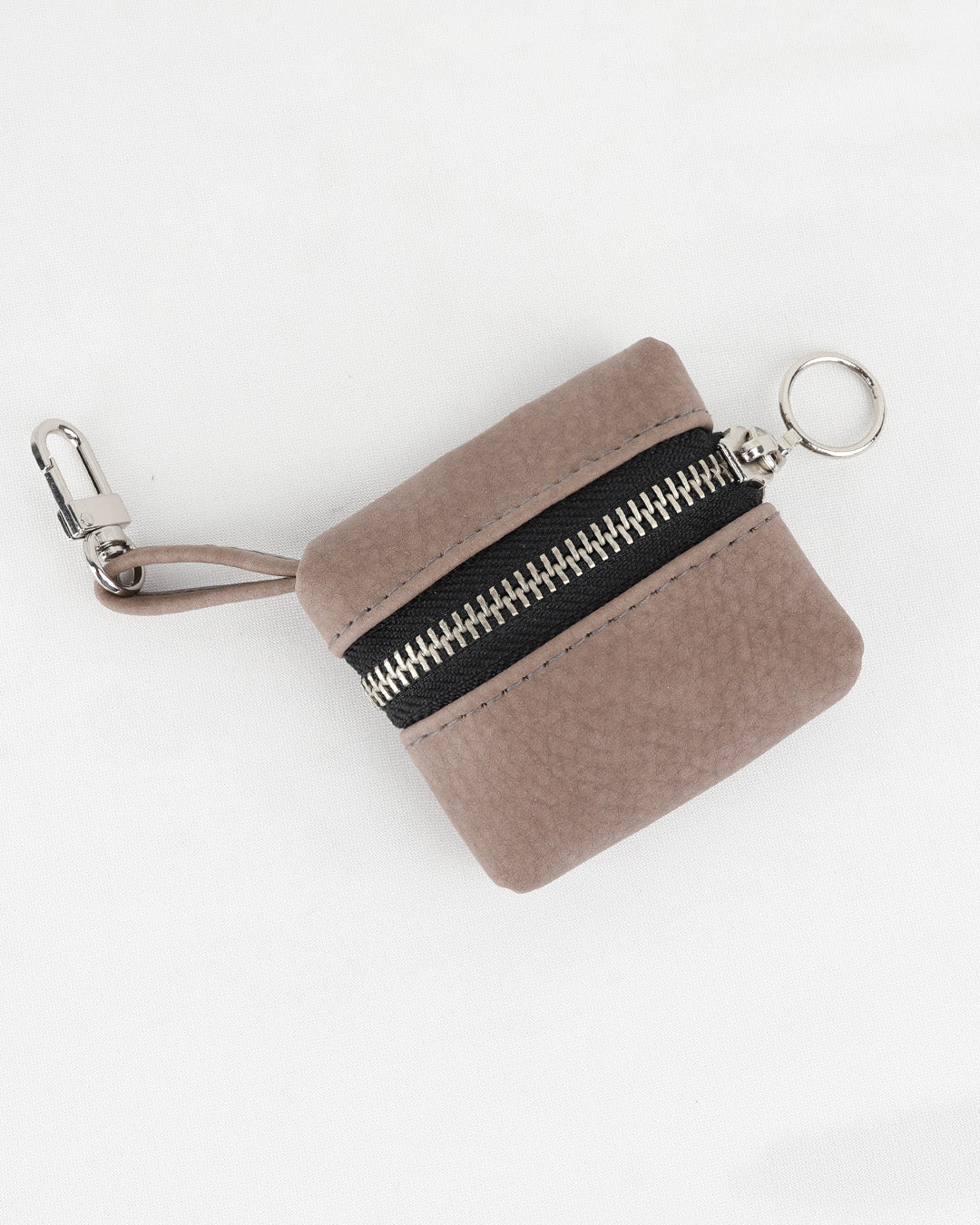 כיסוי לאיירפודס בצבע חום בהיר בעיצוב מינימליסטי של זנדיגי
