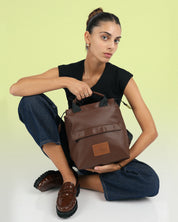  תיק חום כהה קטן לנשיאה ביד או כתיק גב לנשים  מיני מדריד בעיצוב מינימליסטי, תיק מושלם ליום יום או ליציאה בערב