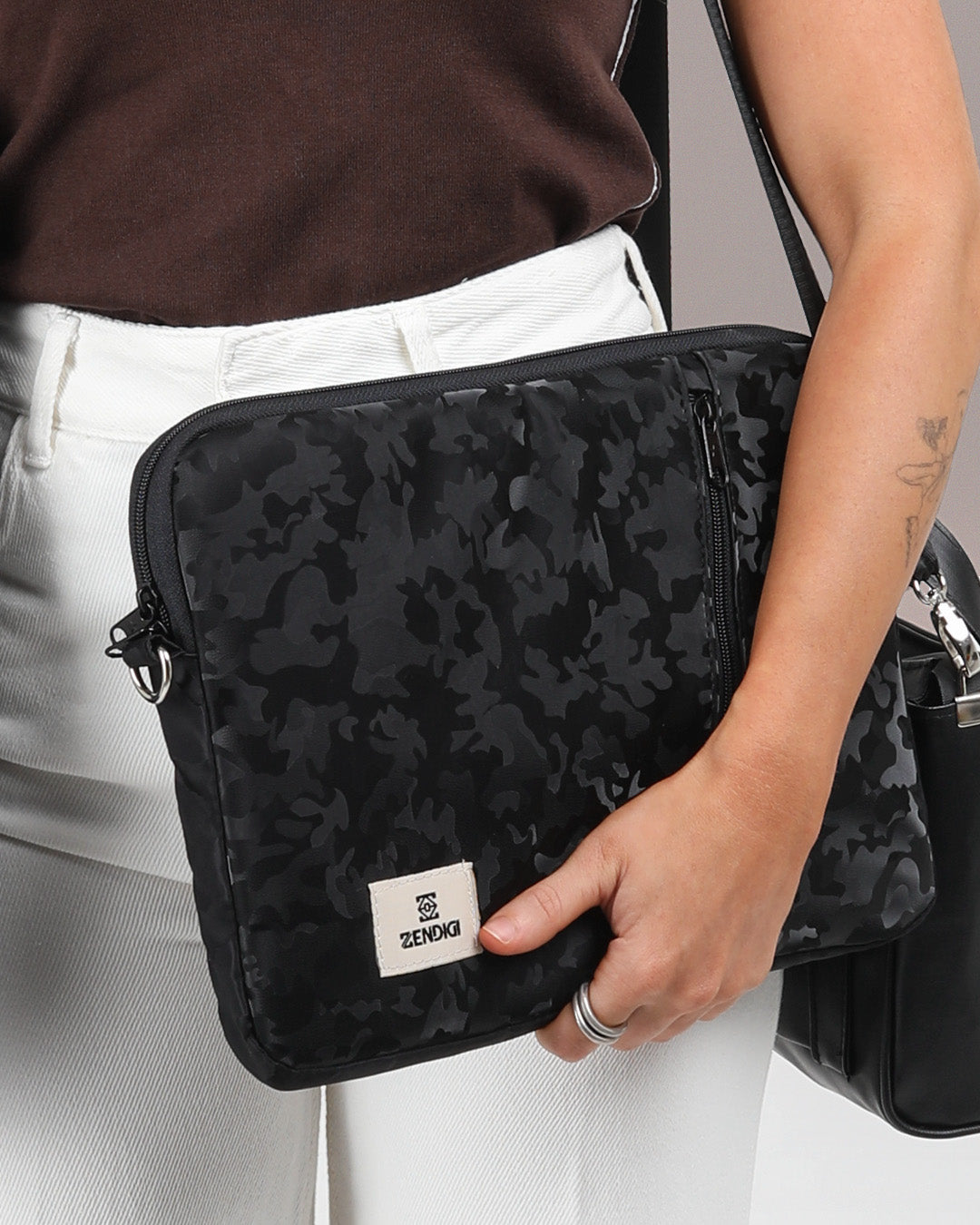 כיסוי למחשב נייד 14״ שחור קומופלאז׳, קייס לפטופ למחשב נייד קטן, כיסוי מחשב שחור וטבעוני מוחזק ביד מוצג מהצד