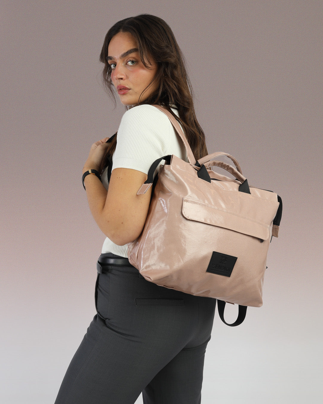 תיק גב למחשב נייד מדריד, תיק טבעוני לנשים ולגברים בצבע ורוד מבריק, עיצוב ישראלי נקי, תיק למשרד או ללימודים, נוח יומיומי ומתאים לסטודנטים