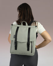 תיק גב טוקיו צבע מנטה – תיק לנשים, גברים ולסטודנטים עם מקום ללפטופ עד 16 אינץ', סגנון אורבני מינימליסטי, איכותי ועמיד למים מוצג על דוגמנית