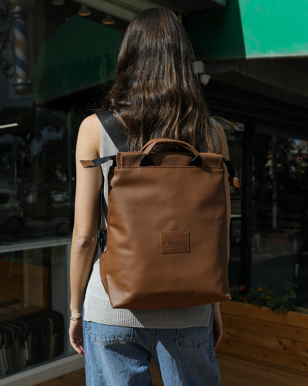 תיק גב מדריד חום קלאסי של זנדיגי - תיק גב טבעוני יומיומי עם חלוקה נוחה וכיפית.