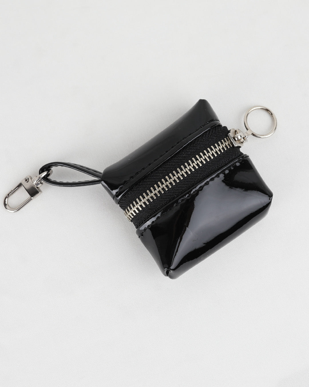 כיסוי לאיירפודס בצבע שחור לקה בעיצוב מינימליסטי של זנדיגי