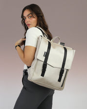 תיק גב טוקיו בצבע כסף שיבולים על גב של דוגמנית, תיק טבעוני עם עיצוב פרקטי ומוקפד, מתאים לגבר ולאישה.