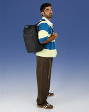 תיק גב למחשב שחור לגבר, תיק לפטופ ללימודים באוניברסיטה, תיק לסטודנטים, על דוגמן עם רצועה אחת על הכתף, ניתן לראות את הפרופורציות של התיק על הדוגמן.