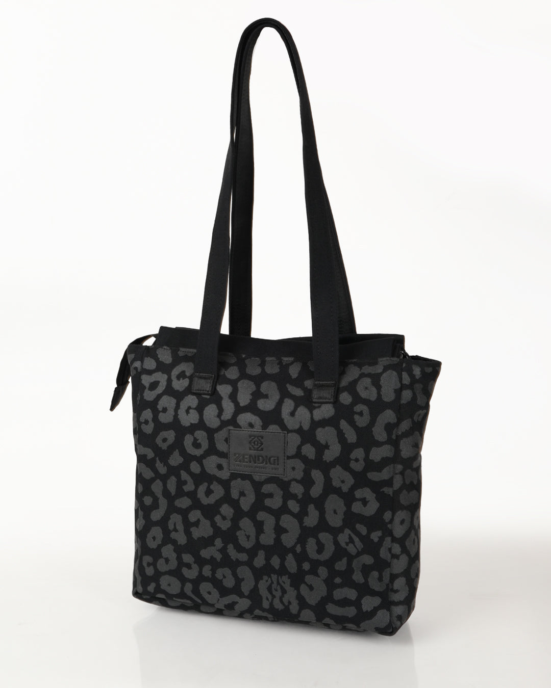 תיק צד לעבודה, נינה שחור מנומר, תיק צד לנשים, מושלם ליום קצר מחוץ לבית. מצולם על רקע לבן.