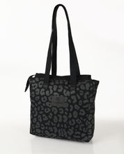 תיק צד לעבודה, נינה שחור מנומר, תיק צד לנשים, מושלם ליום קצר מחוץ לבית. מצולם על רקע לבן.