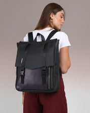 תיק מחשב נייד טוקיו שחור וסגול על מוצג על דוגמנית שתי רצועות על הכתפיים, תיק גב ללפטופ, תיק גב לסטודנטים חזק ואיכותי