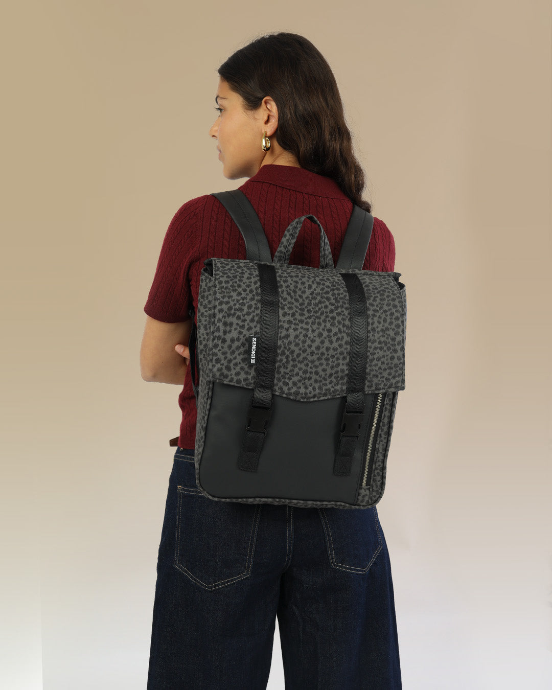 מיני טוקיו אפור מנומר, תיק גב למחשב נייד קטן מושלם ליום עבודה ולימודים על דוגמנית.