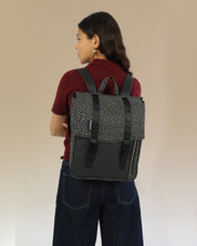 מיני טוקיו אפור מנומר, תיק גב למחשב נייד קטן מושלם ליום עבודה ולימודים על דוגמנית.