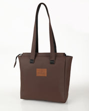 תיק צד לעבודה, נינה חום קלאסי, תיק צד לנשים, מושלם ליום קצר מחוץ לבית. מצולם על רקע לבן.