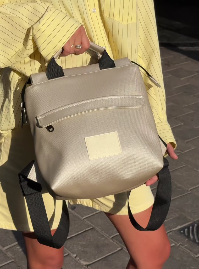 תיק גב קטן לנשים מיני מדריד כסף, תיק גב קטן קליל ונוח, מכיל כל מה שצריך ליום קצר מחוץ לבית, מושלם כתיק לעבודה, תיק גב ליציאה או לסיבוב שישי צהריים בעיר בוידאו